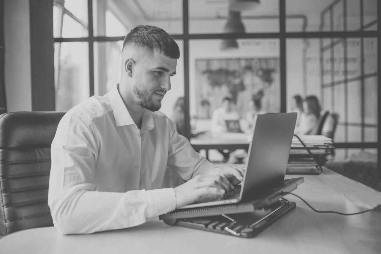 Mali okuryazarlık eğitimi veren eğitmen